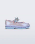 Mini Melissa Hip Ballerina Star sedefli mavi babet yandan; pastel çizgili biye ve mavi dalgalı taban.