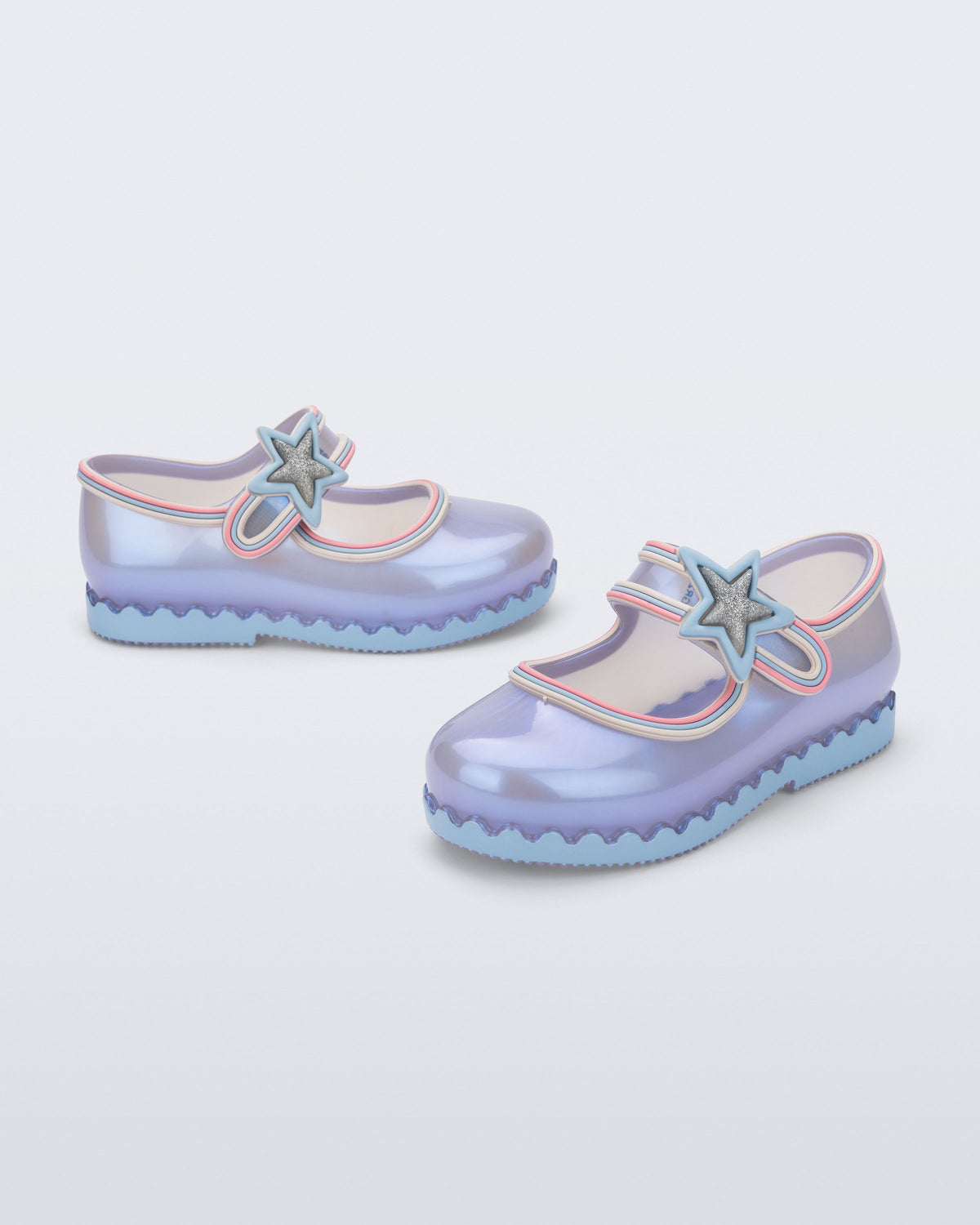 Sedefli mavi Mini Melissa Hip Ballerina Star çifti çapraz açıdan; mavi çerçeveli simli gümüş yıldız rozeti.
