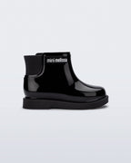 Mini Melissa Chelsea Boot II siyah bilek botu, parlak yüzeyi ve iç fermuar detayıyla yan açıdan görünüyor.