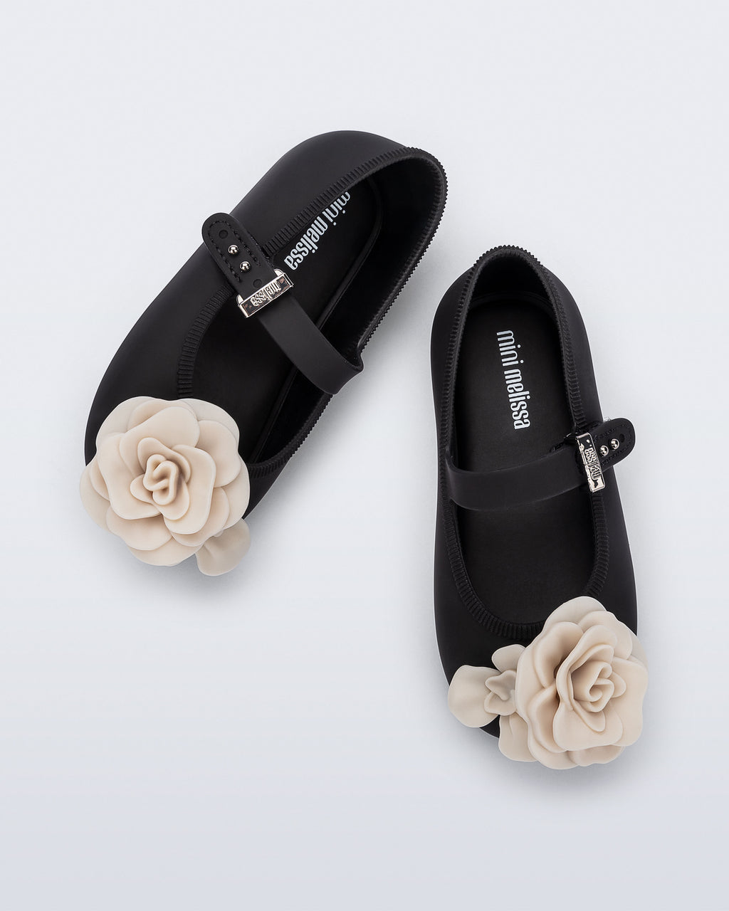 Mini Melissa Soft Ballerina Petals siyah babetin ayarlanabilir kayış ve gizli cırt cırt detayı yakın planda.