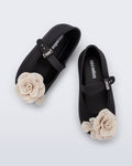 Mini Melissa Soft Ballerina Petals siyah babetin ayarlanabilir kayış ve gizli cırt cırt detayı yakın planda.