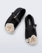 Mini Melissa Soft Ballerina Petals siyah babetin ayarlanabilir kayış ve gizli cırt cırt detayı yakın planda.