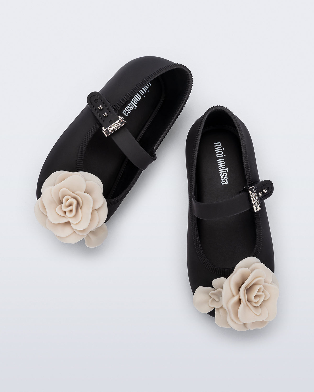 Mini Melissa Soft Ballerina Petals siyah babetin ayarlanabilir kayış ve gizli cırt cırt detayı yakın planda.