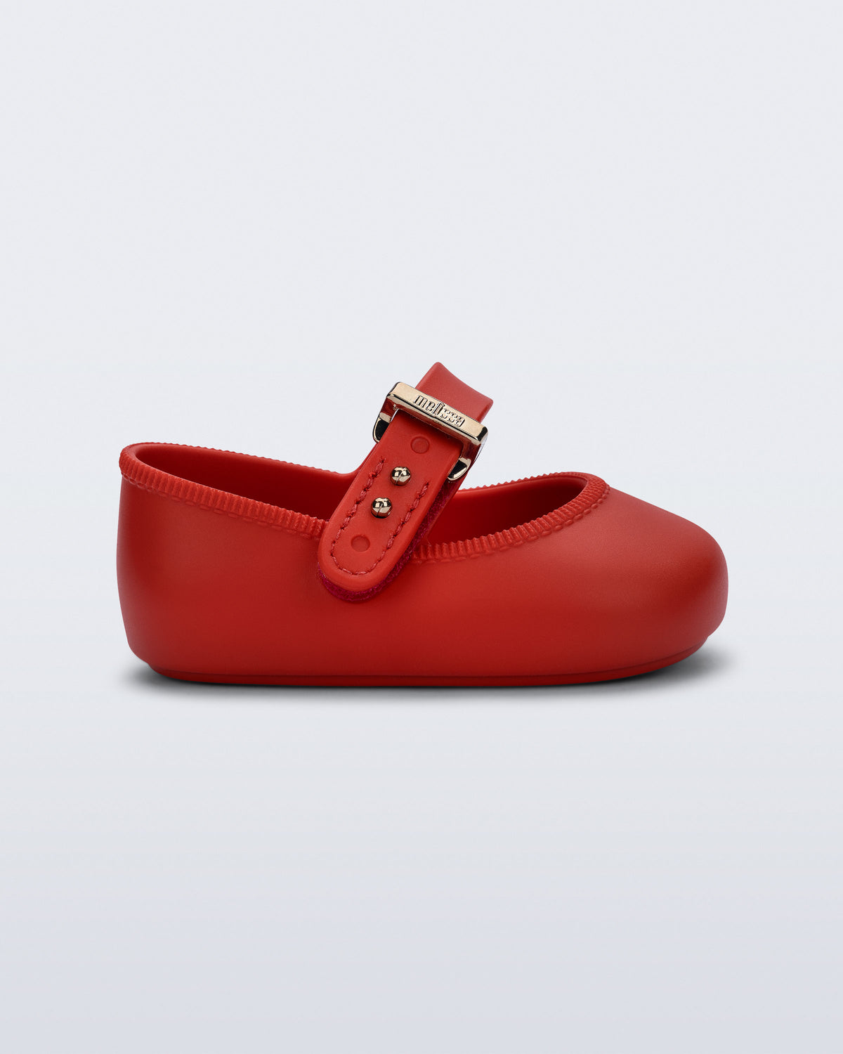 Mini Melissa My First Ballerina kırmızı kız bebek babet ayakkabısı yandan görünüm, altın rengi ayarlanabilir toka detayı