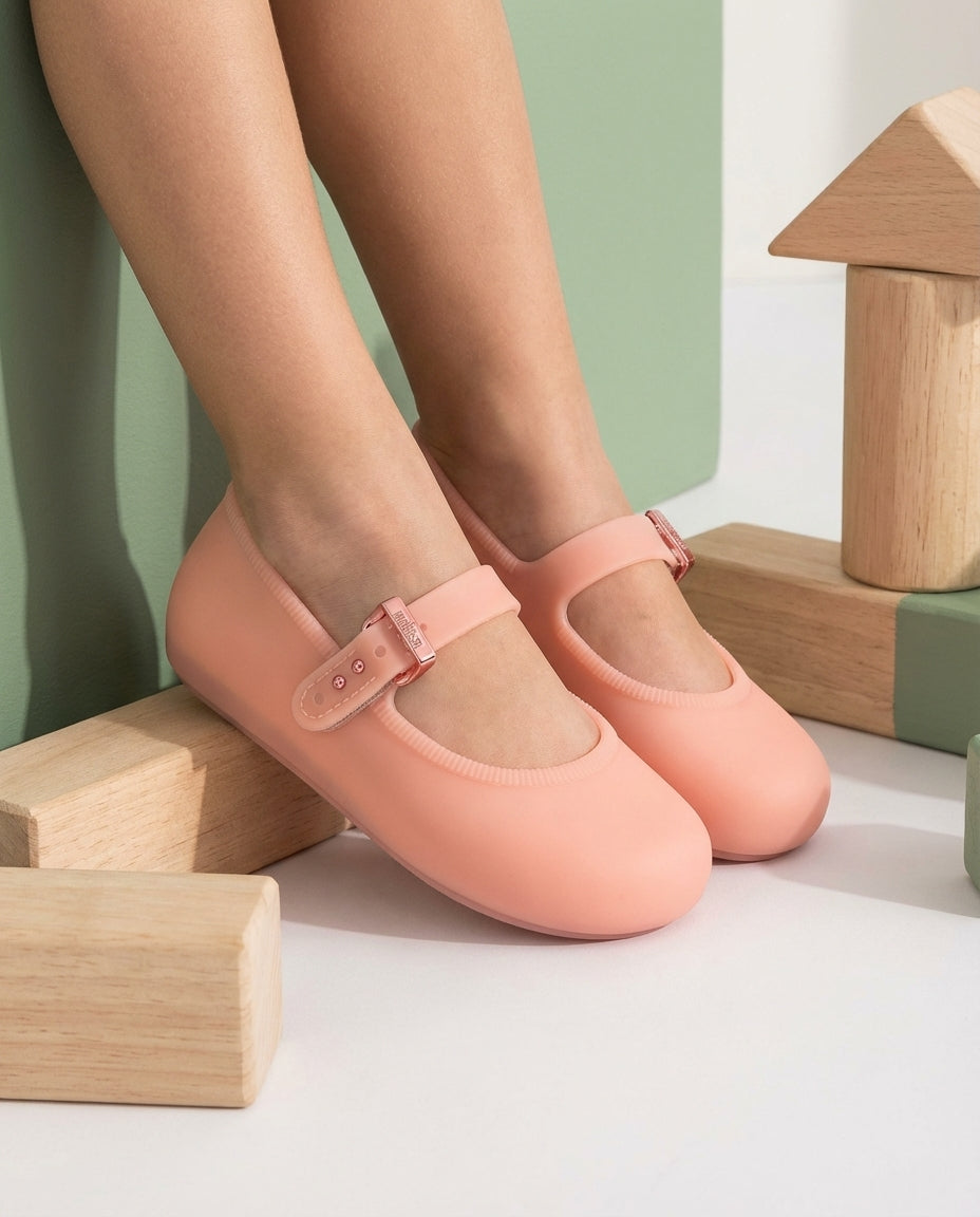 Mini Melissa Soft Ballerina Şeftali Pembe Kız Çocuk Babet - Pastel Ahşap Bloklu Modern Arka Plan - Yumuşak Melflex Dokulu Çocuk Ayakkabısı Yakın Çekim