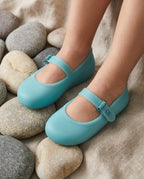 Mini Melissa Soft Ballerina Adaçayı Yeşili Kız Çocuk Babet - Doğal Taş ve Keten Dokulu Arka Plan - Mat Melflex Yüzeyli Nadir Renk Çocuk Ayakkabısı