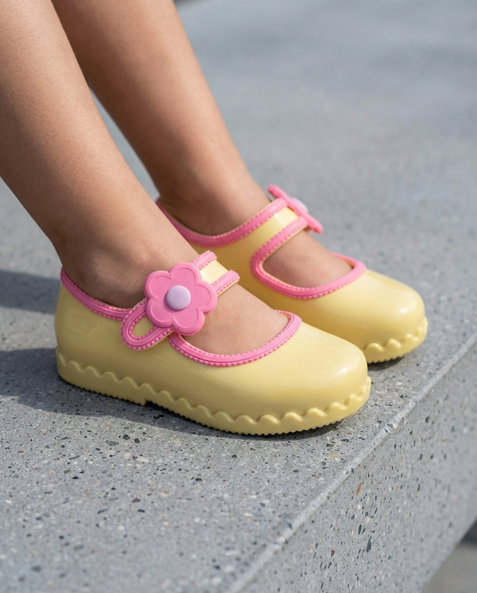 Mini Melissa Hip Ballerina Elektrik Sarısı Simli Kız Çocuk Babet - Çiçek Detaylı ve Brüt Beton Zeminli Modern Yakın Çekim - Sıra Dışı Parlak Renk
