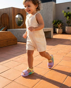 Mini Melissa Renkli Sandalet Kombini - Modern Teras ve Güneşli Oyun Alanı Temalı Kız Çocuk Fotoğrafı - Pembe ve Turuncu Tonlarda Sportif Model