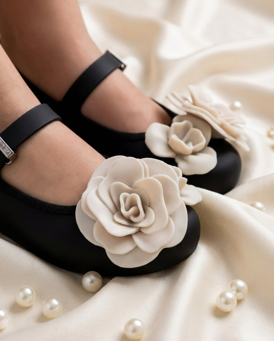 Saten kumaş ve inciler üzerinde zarif Mini Melissa siyah çiçekli babet yüksek kalite ayak detayı