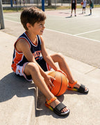 Mini Melissa Erkek Çocuk Sandalet Kombini - Basketbol Sahasında Dinlenen Çocuk - Unisex Tasarım ve Konforlu Taban Detayı