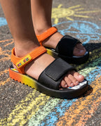 Mini Melissa Colors Infantil Siyah Turuncu Sandalet - Sokak Sanatı ve Tebeşir Temalı Yakın Çekim - Yıldız Desenli ve Renkli Tabanlı Unisex Çocuk Ayakkabısı
