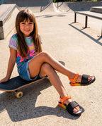Mini Melissa Kız Çocuk Sandalet Kombini - Kaykay Parkında Oturan Tarz Sahibi Çocuk - Siyah Turuncu Renkli ve Sportif Yazlık Model