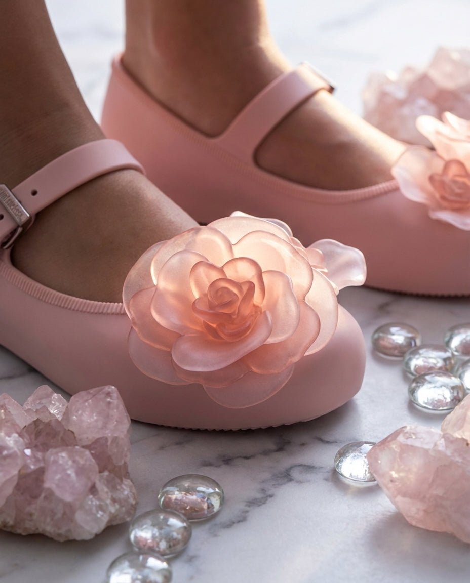 Mini Melissa Soft Ballerina Petals Pembe Babet - Pembe Kuvars ve Kristal Temalı Yakın Çekim - Yarı Saydam Çiçek Aplikeli Kız Çocuk Ayakkabısı
