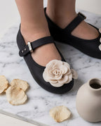 Mini Melissa Soft Ballerina Petals Siyah Babet - Bej Çiçek Aplikeli ve Lüks Mermer Zeminli Yakın Çekim - Sofistike Kız Çocuk Ayakkabısı