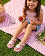 Mini Melissa Hello Kitty Sandalet Kombini - Pötikare Örtüde Piknik Yapan Mutlu Çocuk - Yazlık ve Konforlu 3-4 Yaş Kız Çocuk Fotoğrafı