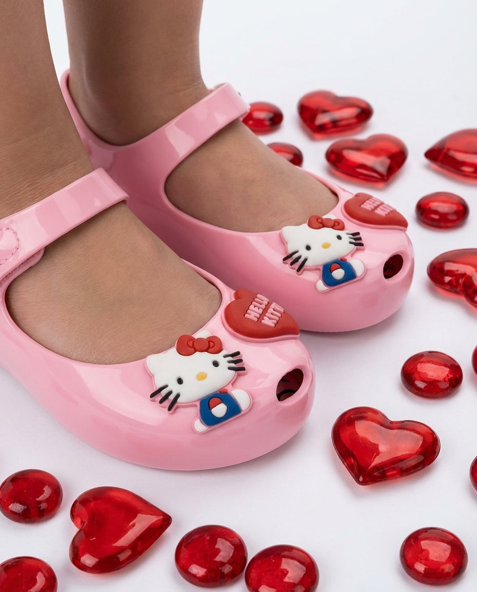 Mini Melissa Ultragirl + Hello Kitty Baby Pembe Babet - Kırmızı Kalp ve Boncuk Temalı Parlak Yakın Çekim - 3D Hello Kitty Figürlü Kız Çocuk Ayakkabısı