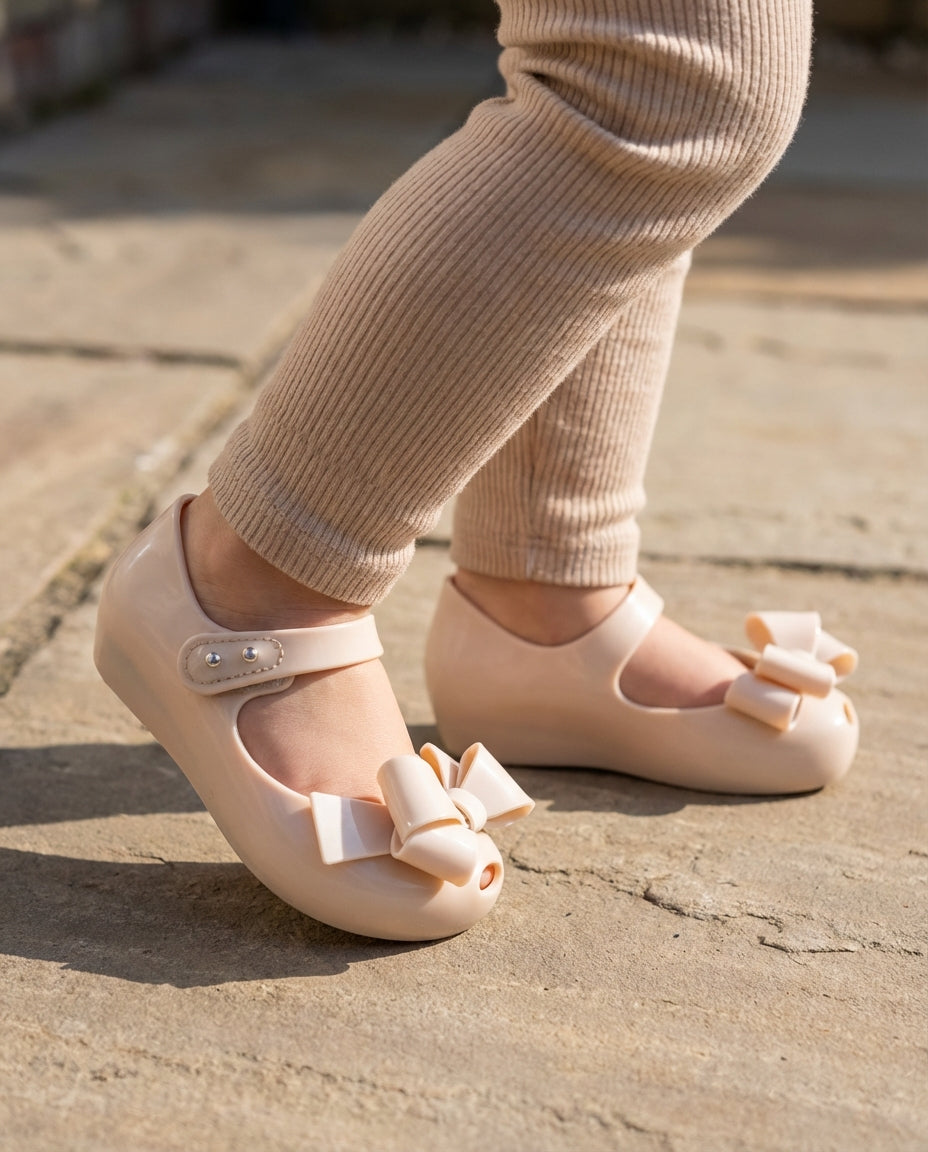 Bej fitilli taytla adım atan 2 yaşındaki miniğin ayağını güvenle saran esnek Mini Melissa Classy bej babet yakın plan