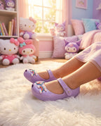Masalsı Hello Kitty odasında oyun oynayan kız çocuğun ayağında lila Mini Melissa figürlü babet ayakkabılar
