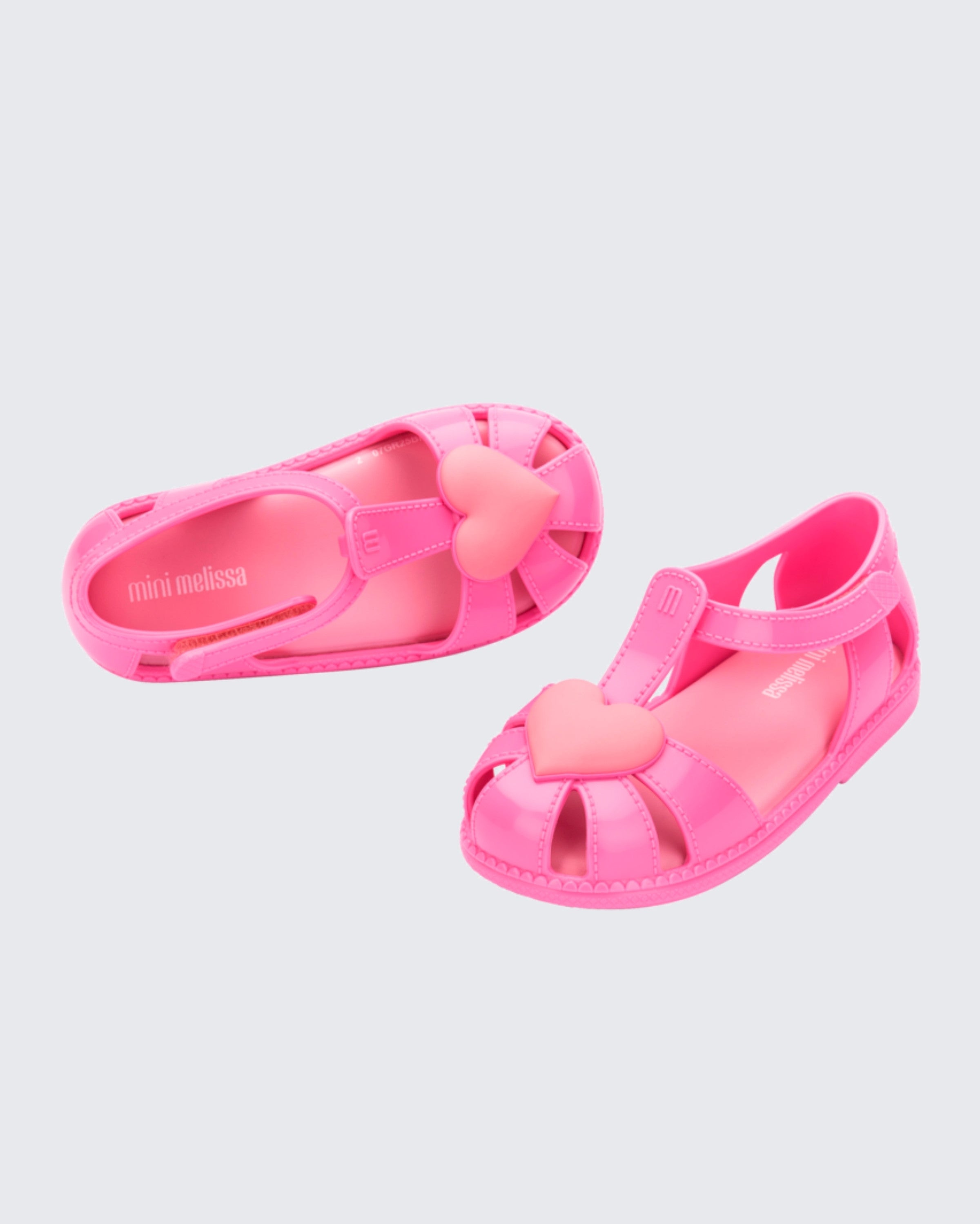 Mini Melissa Hip Heart Ballerina pembe bebek sandalet çift görünüm, parlak pembe gövde ve kalp figürü