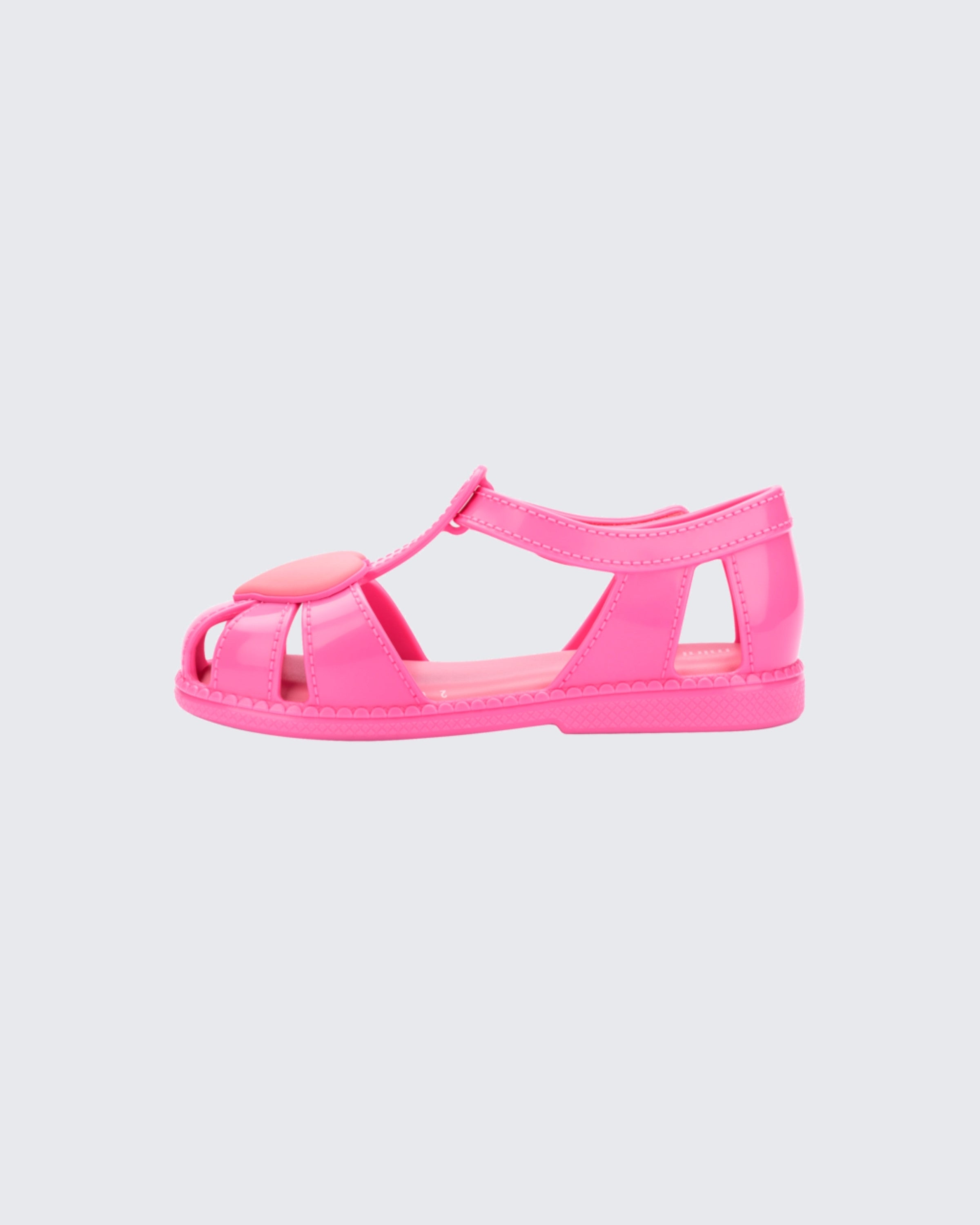 Mini Melissa Hip Heart pembe kalp detaylı sandalet yan profil, hafif esnek taban yazlık tasarım