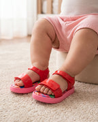1 yaşındaki bebeğin tombiş ayaklarını saran renkli desenli pembe Mini Melissa ilk adım sandaleti yakın plan