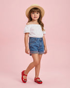 Şık bir kız çocuğu kombininde Mini Melissa Sweet Love picnic kırmızı karpuz detaylı rahat ayakkabı.