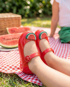 Yazlık piknik temalı çekimde Mini Melissa Sweet Love picnic karpuz aplikeli kırmızı kız çocuk ayakkabısı detayı.