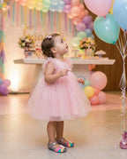 Pembe tütü elbiseyle 2. yaş doğum gününde duran miniğin ayağında gümüş simli unicorn Mini Melissa bebek ayakkabısı