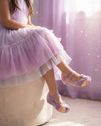 Mini Melissa Unicorn lila simli ayakkabı giyen kız çocuğu, lila tül prenses elbise, pencere ışığı