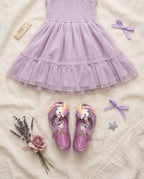 Mini Melissa Unicorn lila ayakkabı flatlay kombin, lila tül elbise, saç fiyonku, kuru lavanta ve çiçek