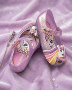 Mini Melissa Ultragirl Unicorn simli lila babet, çapraz görünüm: unicorn aplike ve iç taban