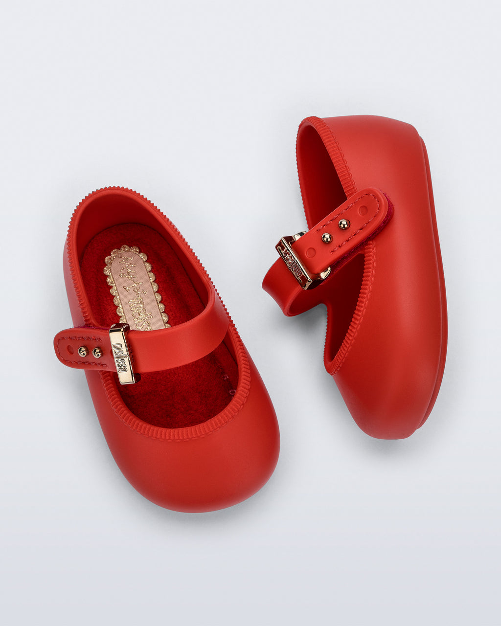Mini Melissa kırmızı bebek babeti üstten görünüm, peluş kaplı yumuşak iç taban