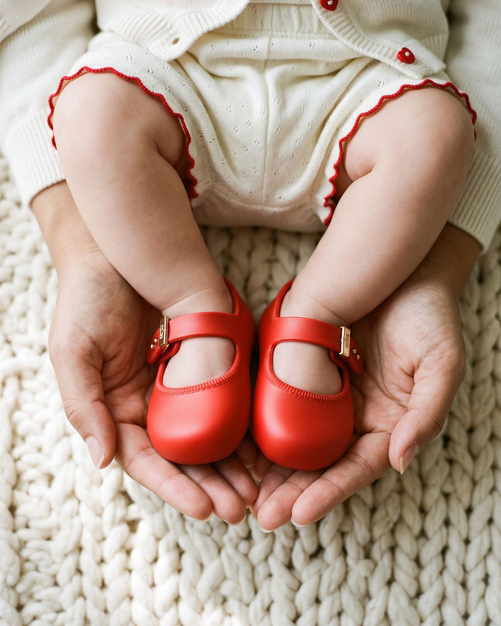 Annesinin avucunda kırmızı Mini Melissa My First Ballerina giymiş bebek ayakları, 17 numara yenidoğan babeti