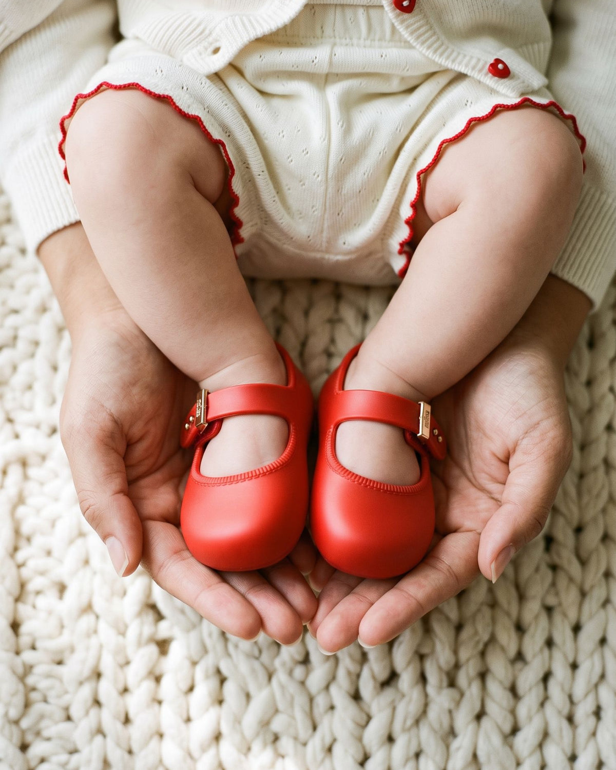 Annesinin avucunda kırmızı Mini Melissa My First Ballerina giymiş bebek ayakları, 17 numara yenidoğan babeti