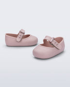 Pudra pembe Mini Melissa bebek babeti çift halinde çapraz görünüm, yuvarlak burun ve düz taban yapısı