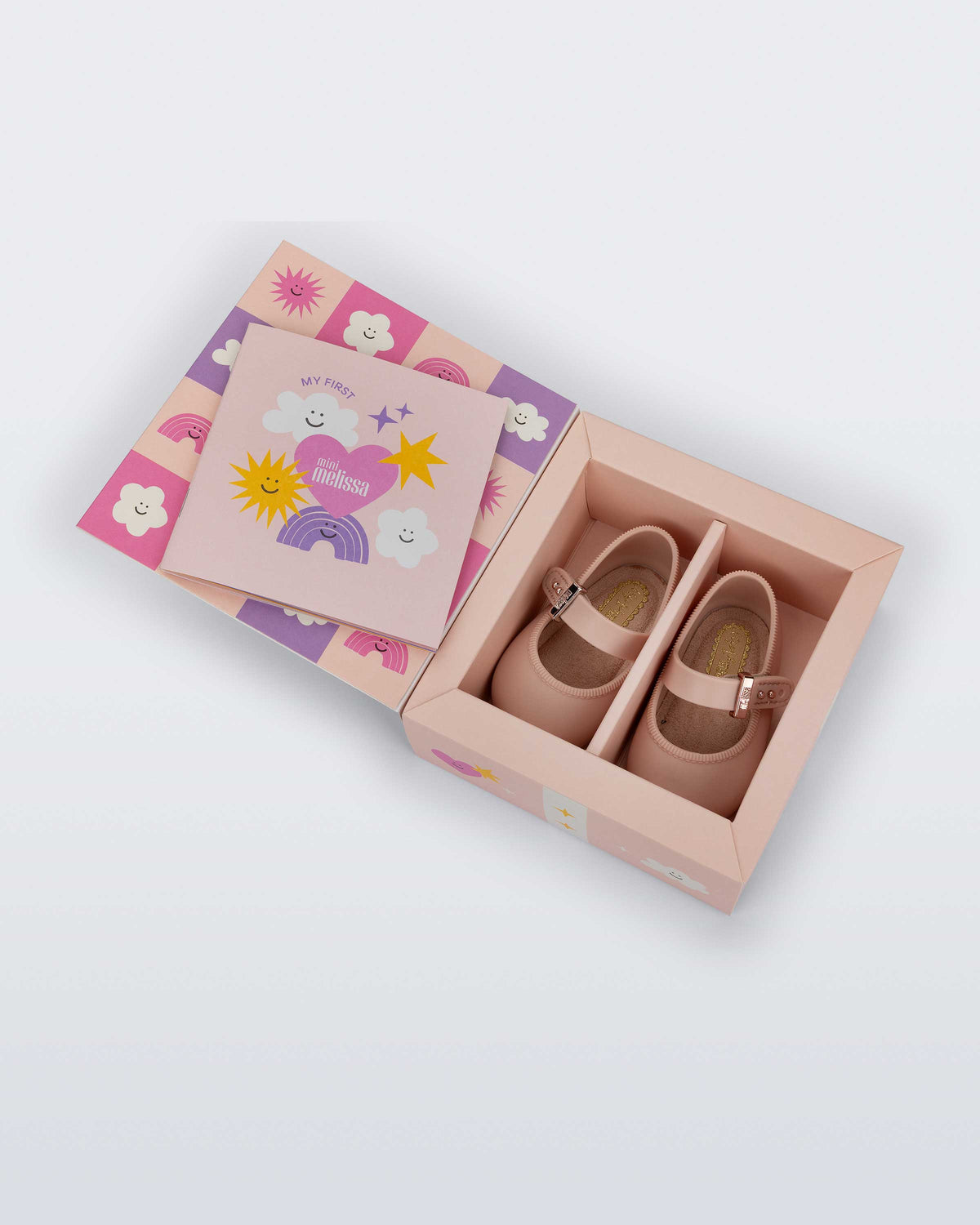 Çiçek desenli hediye kutusunda duran pudra pembe Mini Melissa My First Ballerina bebek babeti