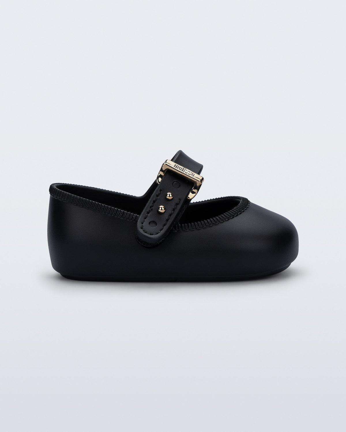 Mini Melissa My First Ballerina siyah kız bebek babet ayakkabısı yandan görünüm, altın rengi ayarlanabilir toka detayı