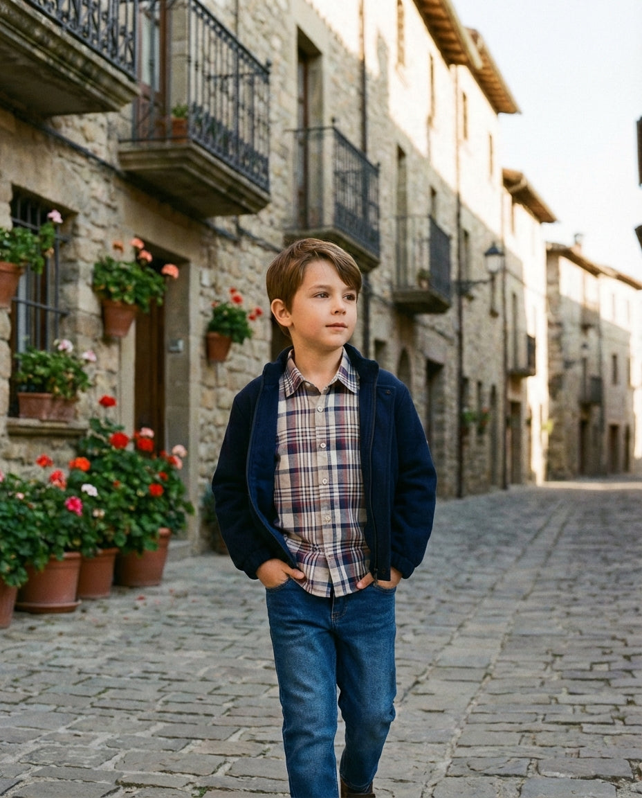 Monna Rosa Milano erkek çocuk 3'lü lacivert takım ile yürüyen erkek çocuğu doğal film karesi