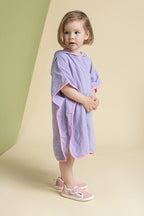 HopFrög Multi pembe barefoot ayakkabı, model üzerinde lila panço ile kombin