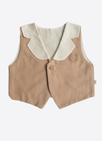 Kitikate Lucas bej yelek, önden görünüm: krem yaka, tek düğme ve nakış detayı
