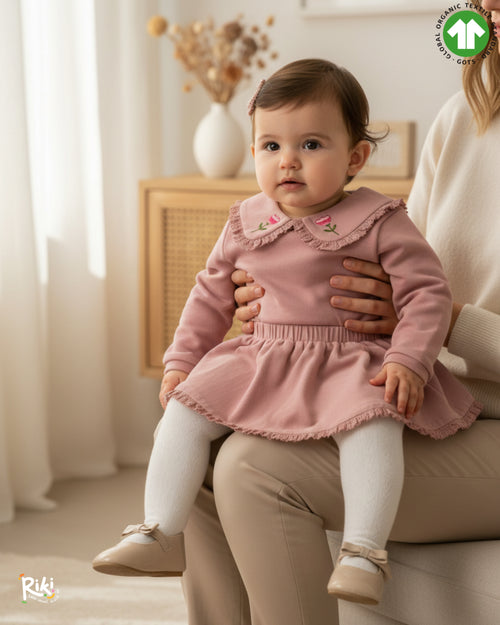 Crystal Baby gül kurusu dantel yakalı bebek üst, kucakta oturan model üzerinde kombin