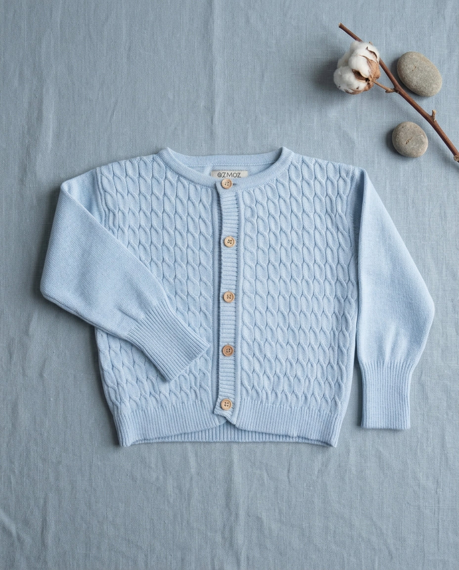 Ozmoz bebe mavisi örgü erkek bebek hırka flat lay mavi linen ahşap düğme doku
