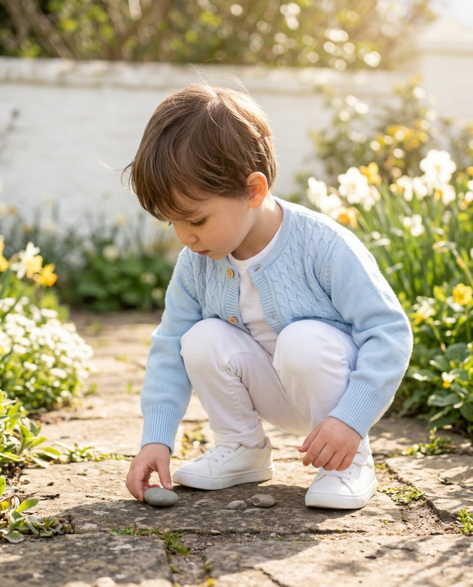 Ozmoz bebe mavisi örgü hırka erkek bebek bahar dış mekan taş merak lifestyle