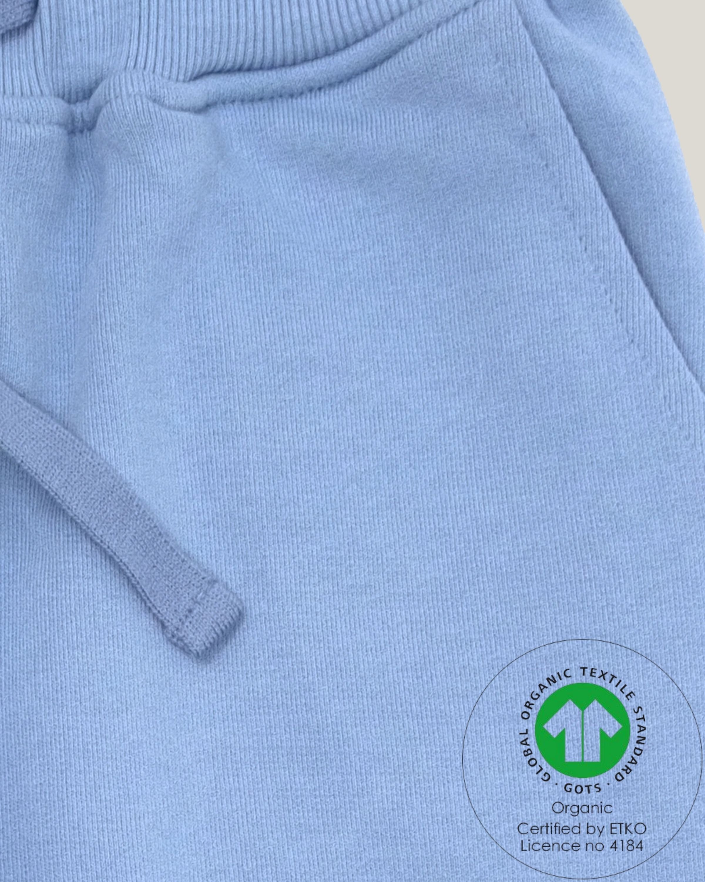 GOTS sertifikalı organik pamuk cornflower blue çocuk jogger ribanalı bel kumaş doku kalite detay yakın çekim