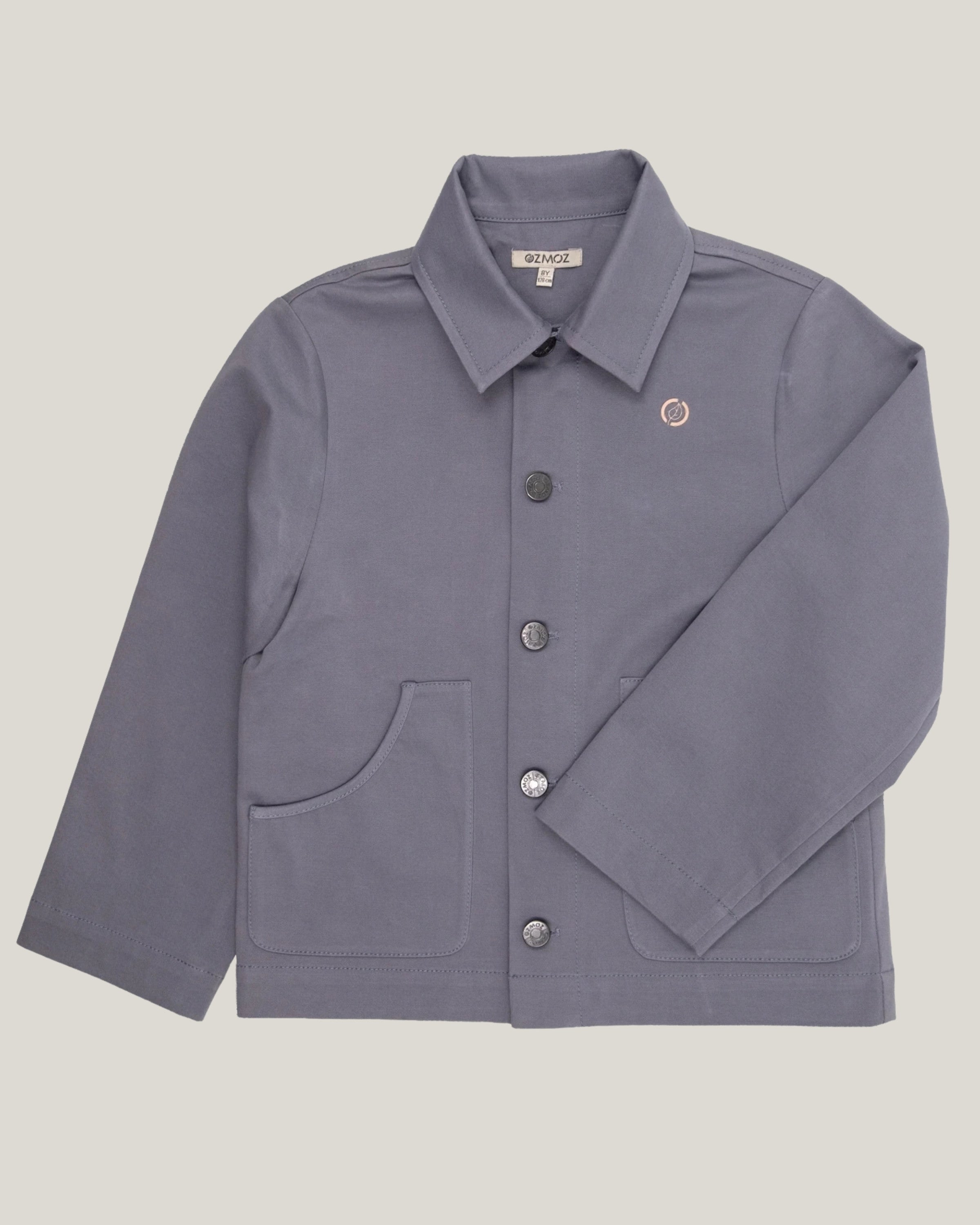 Organik pamuk slate grey çocuk ceketi ön görünüm, gömlek yaka metal düğme patch cep detayı GOTS sertifikalı