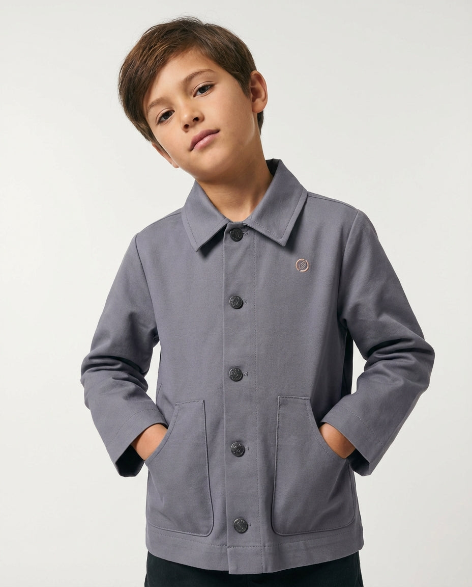 GOTS sertifikalı organik pamuklu slate grey erkek çocuk ceket, gömlek yaka ve metal düğme detayı, 5-12 yaş