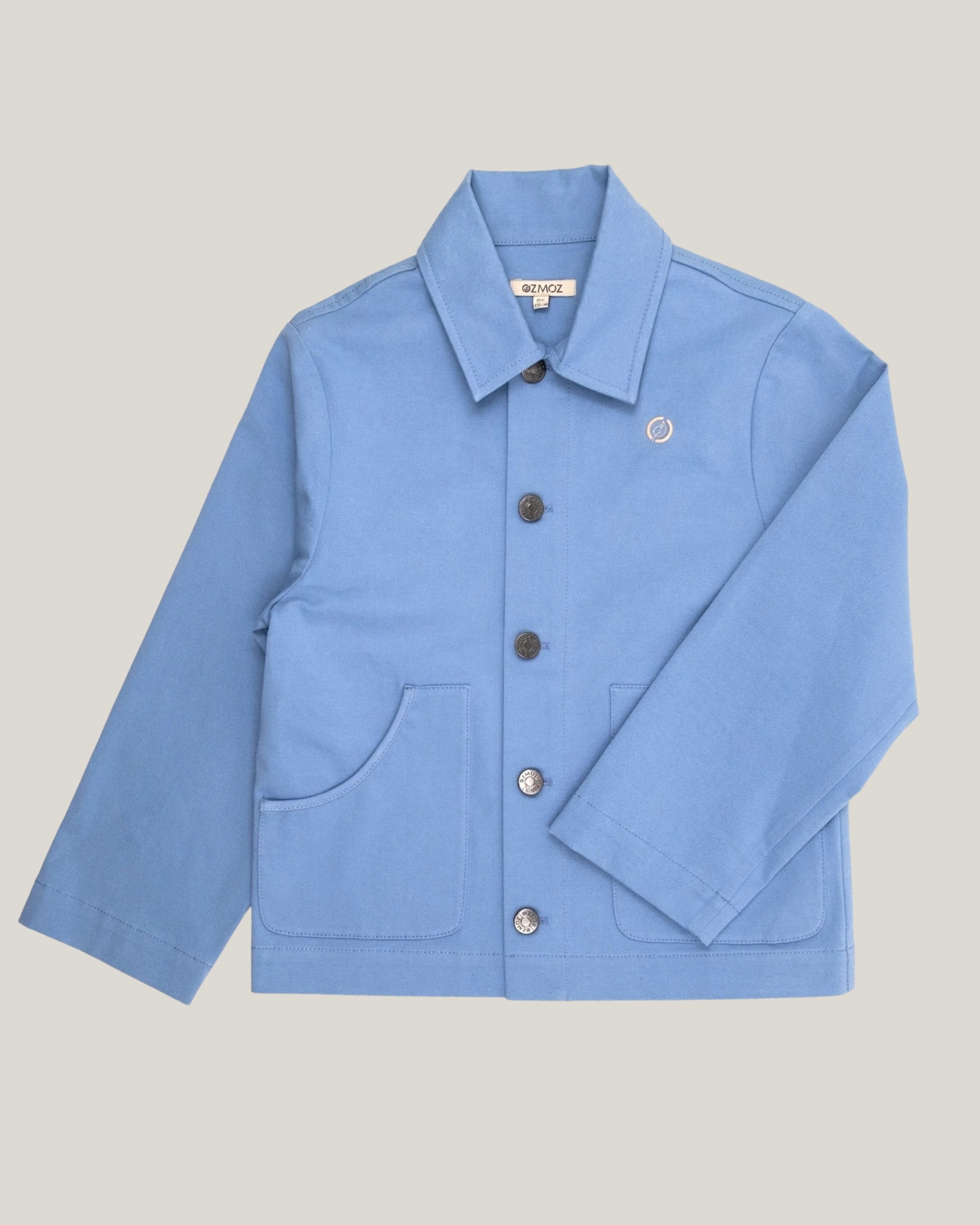 Organik pamuk mavi çocuk ceketi düz yatay çekim, patch cep ve düğme detayı, GOTS sertifikalı Ozmoz tasarım