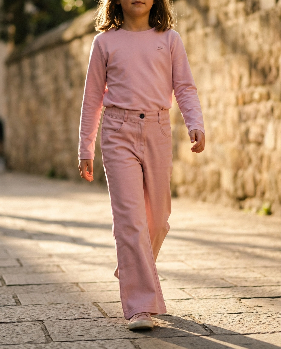 Organik pamuk dusty pink kız çocuk bol paça flare pantolon taş sokak lifestyle çekim doğal ışık 6-12 yaş