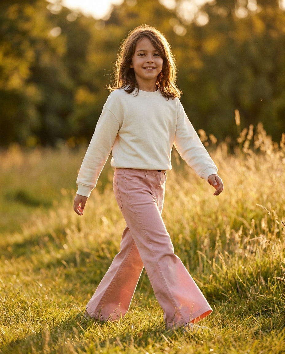 GOTS organik pamuk dusty pink kız çocuk flare pantolon cream sweatshirt kombin park lifestyle altın saat ışığı