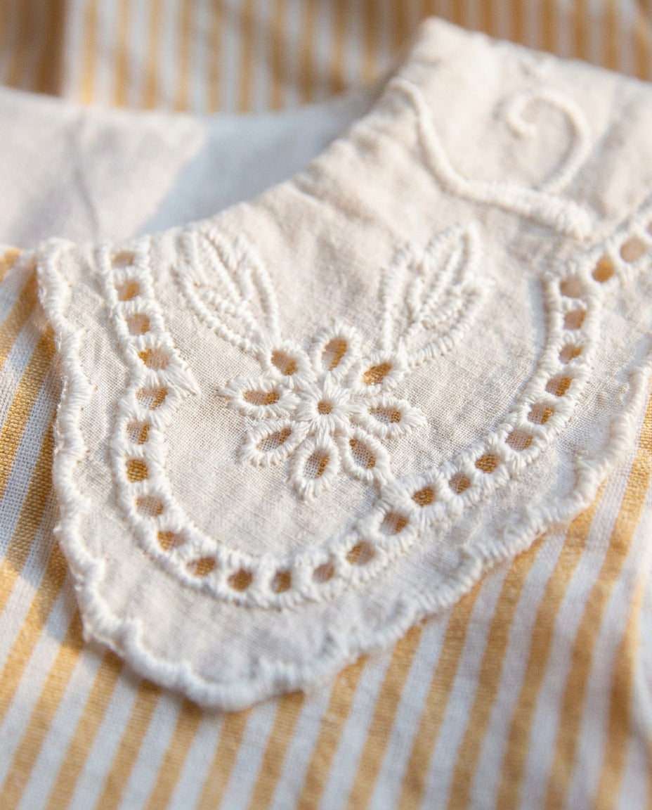 Kitikate fifi elbise beyaz broderi fisto yaka el işi nakış detay yakın çekim organik